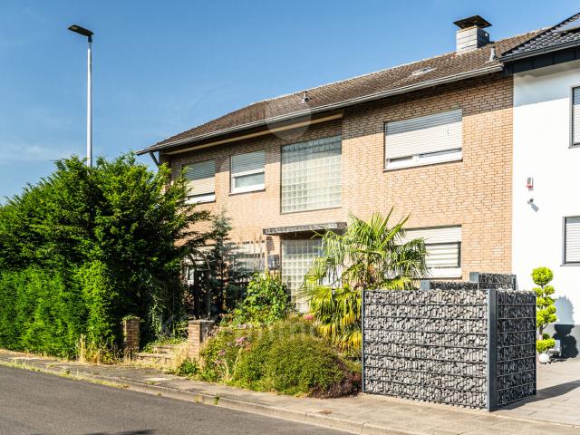 Großzügiges 2 Familienhaus mit Renovierungsstau