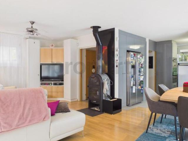 Grosszügiges 7.5 Zimmer Einfamilienhaus mit Balkon