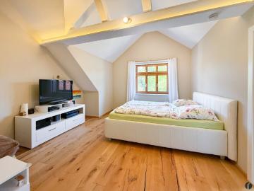 Großzügiges 7 Zimmer Einfamilienhaus mit Pool und großem Garten