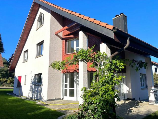 Grosszügiges 5.5 Zimmer Einfamilienhaus mit 2.5 Zimmer Einliegerwohnung, riesiger Garage und sonniger Gartenanlage