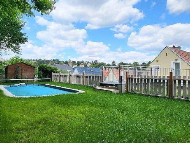 Großzügiges 5 Zimmer Haus mit Swimming Pool, Dachterrasse und Fernblick