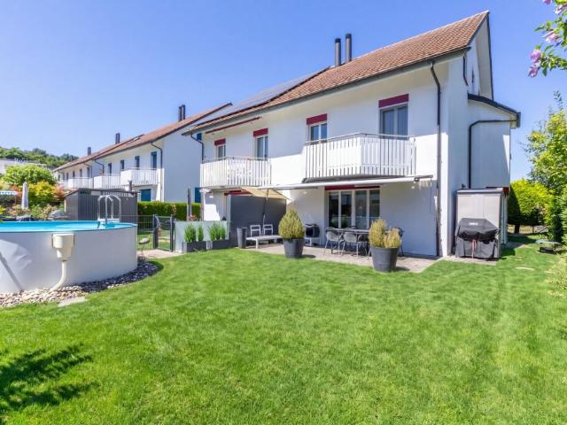Grosszügiges 6.5 Zimmer Doppeleinfamilienhaus mit Doppelgarage, Garten und Pool