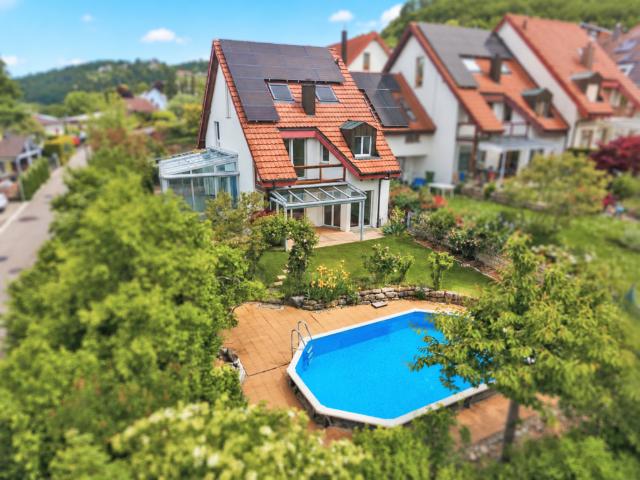 Grosszügiges 6.5 Zimmer Einfamilienhaus mit Pool & Wintergarten