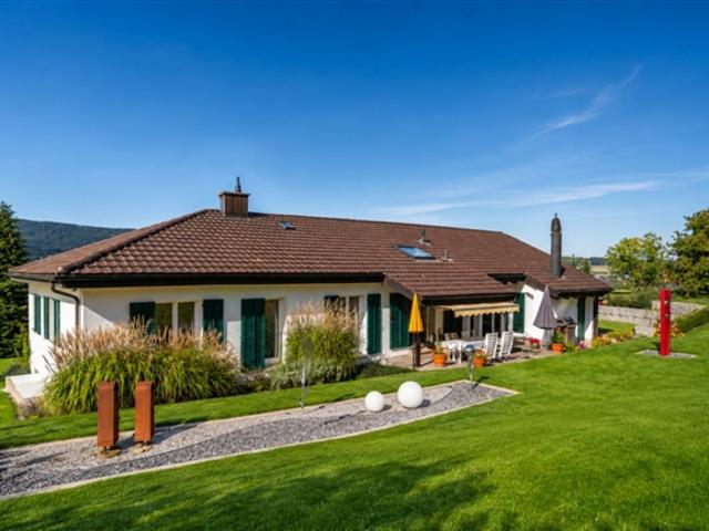 Grosszügiges 6.5 Zimmer Einfamilienhaus mit viel Land und Entwicklungspotenzial in Dänikon