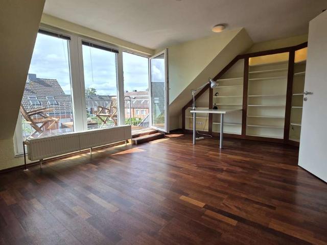 Großzügiges 6 Zimmer Reihenmittelhaus mit ausgebautem Dachgeschoss und sonnigem Balkon in Bremen Kat