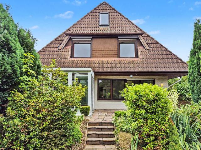 Großzügiges 9 Zimmer Einfamilienhaus mit Kamin, Wintergarten und Tiefgarage