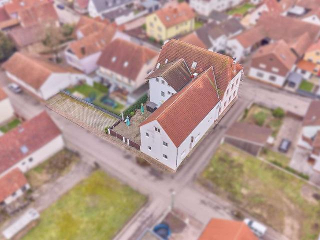 Großzügiges Anwesen in zentraler Lage von Neuburg am Rhein !