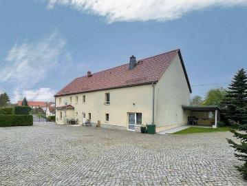 Großzügiges Anwesen in naturnaher Lage