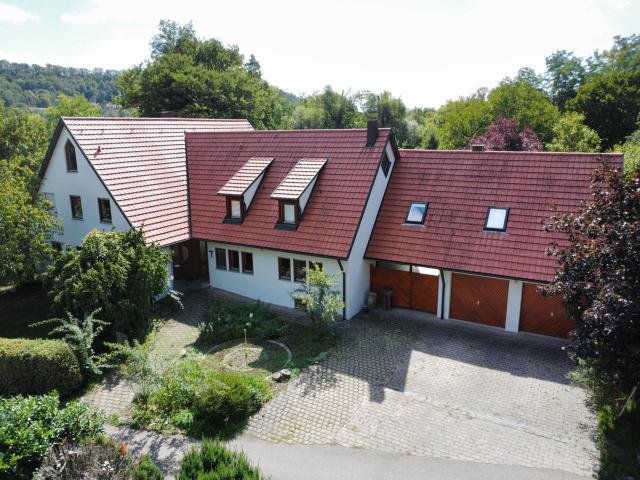 Großzügiges Anwesen mit Sauna und Pool.
