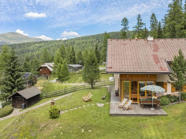 Großzügiges Almhaus Für die Ganze Familie mit Ca. 2.262 m² Sonnigem, Weitläufigem Grundstück am Hochrindl