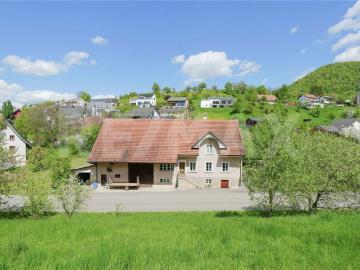Grosszügiges, bewohnbares Bauernhaus mit separater Baulandreserve