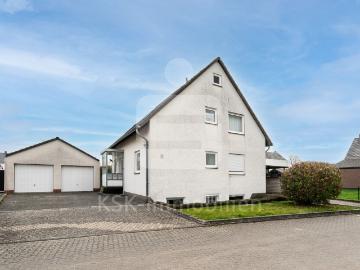 Großzügiges Grundstück trifft attraktive Kapitalanlage: Mehrgenerationenhaus in Erftstadt Köttingen