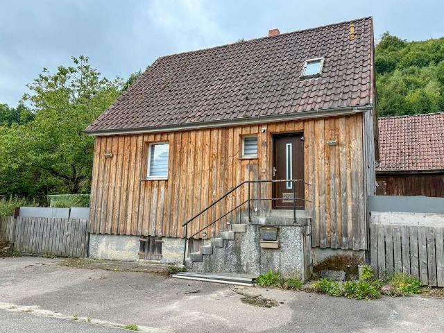 Großzügiges Grundstück mit Einfamilienhaus und Scheune