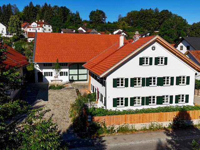 Großzügiges Doppelhaus in liebevoll saniertem Bauernhaus mit historischem Flair in Fuchstal/Leeder