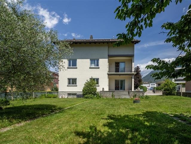 Großzügiges Doppelhaushaus mit großem Garten in einer Straße