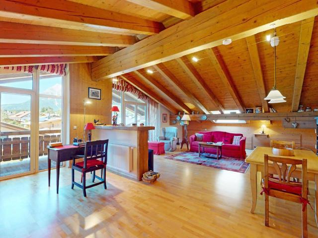 Stilvolles Dachgeschoss Apartment mit Balkon und beeindruckendem Bergpanorama