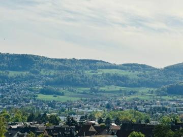 Grosszügiges EFH mit 2 Einliegerwohnungen, Parkplätzen, Weitsicht & Garten in Toplage