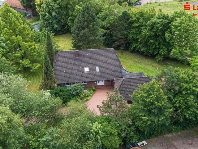 Großzügiges Ein oder Zweifamilienhaus mit parkähnlichem Grundstück in Westerstede Mansie