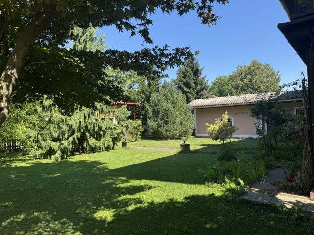 Großzügiges Ein oder Zweifamilienhaus mit Weitläufigem Garten, Vier Garagen, Werkstatt und Viel Raum Für Familie, Hobby und Platz Für Neuen Wohnraum in der Südsteiermark