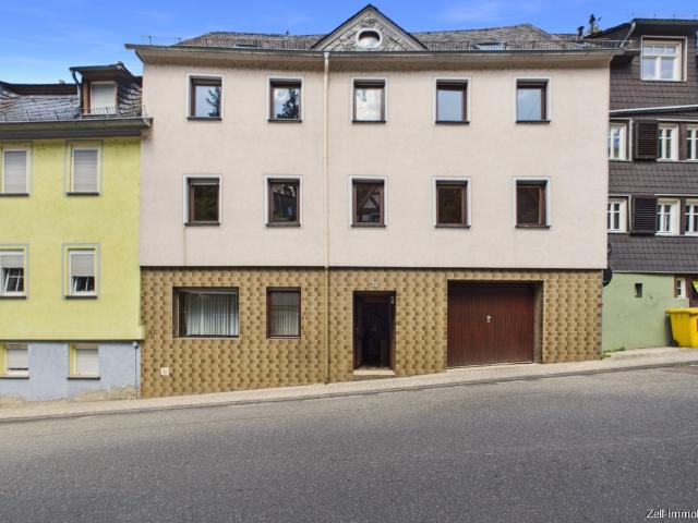 Großzügiges Ein bis Zweifamilienhaus mit Gartengrundstück und Garage