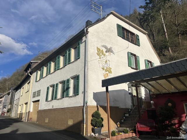 Großzügiges Ein bis Zweifamilienhaus mit Garage, Carport und Terrasse zu verkaufen