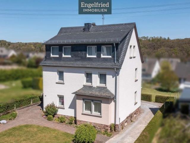 Großzügiges Ein bis Zweifamilienhaus auf beeindruckendem Grundstück mit Garage