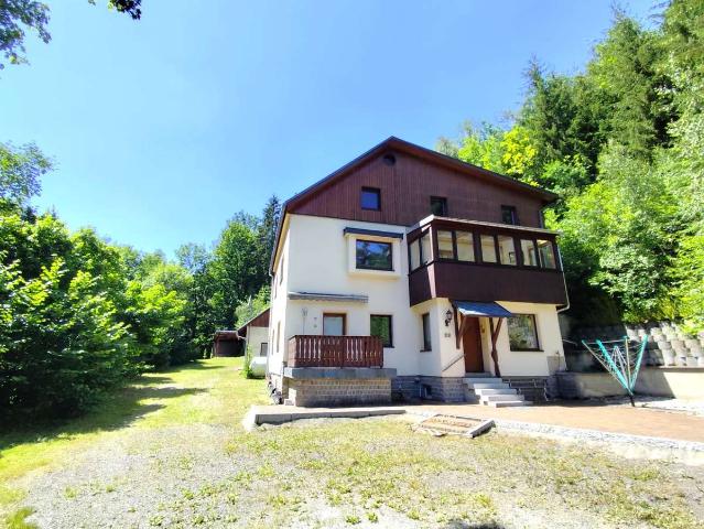 Großzügiges Ein bis Zweifamilienhaus in idyllischer Alleinlage am Waldrand