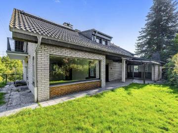 Großzügiges Ein Zweifamilienhaus in ländlicher Grünlage
