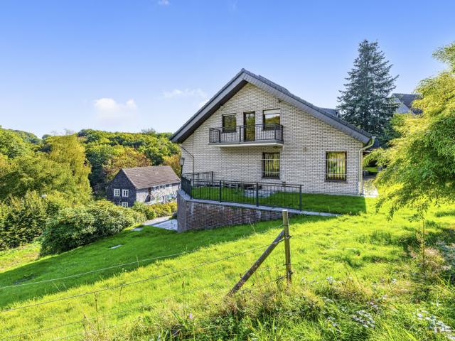 Großzügiges Ein / Zweifamilienhaus in ländlicher Grünlage