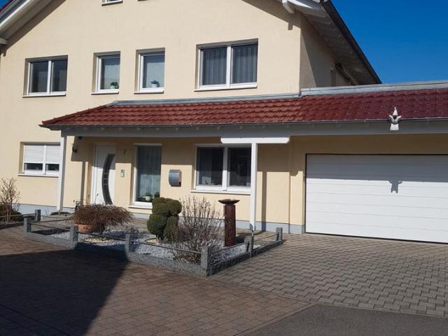Großzügiges Ein Zweifamilienhaus mit Einliegerwohnung