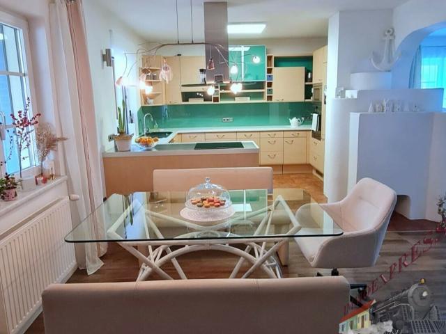 Großzügiges Ein / Zweifamilienhaus mit Pool in Ruhelage Zwei Eingänge