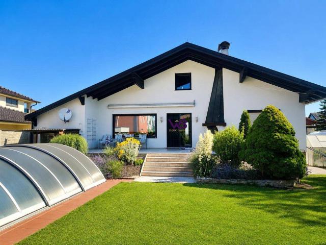 Großzügiges Einfamilienhaus mit 678 m2 Grundstück, Garten & überdachtem Swimmingpool