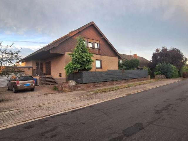Großzügiges Einfamilienhaus mit 791 m² Grundstück, Doppelgarage, Terrasse & Balkon in Meinersen