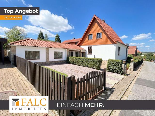 Großzügiges Einfamilienhaus mit 8 Zimmern, großem Garten, Terrasse, Balkon und Garagen auf 1.095 m²