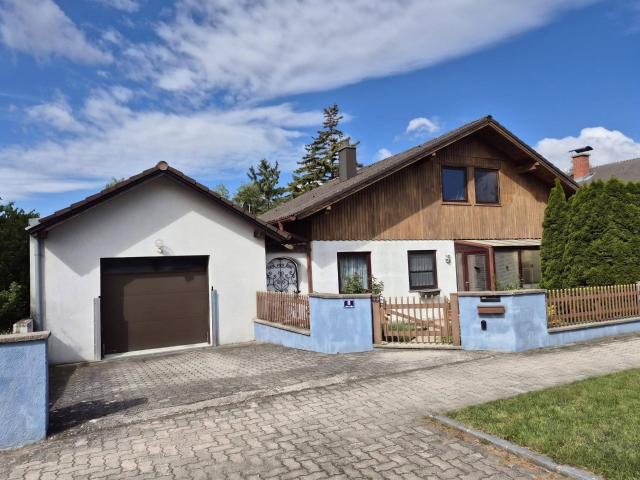Großzügiges Einfamilienhaus mit Traumgarten und Garage