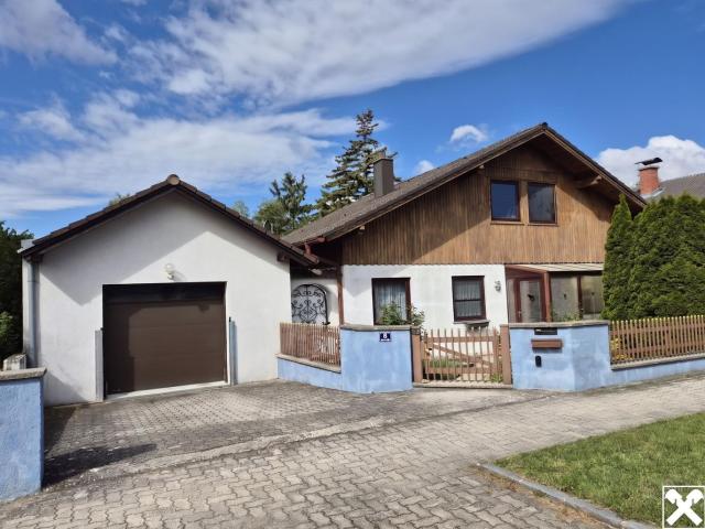 Großzügiges Einfamilienhaus mit Traumgarten und Garage