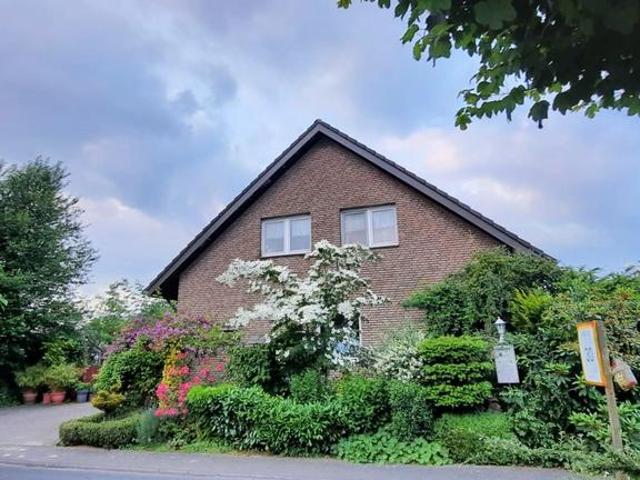 Großzügiges Einfamilienhaus mit Traumgarten, Sauna & Solaranlage