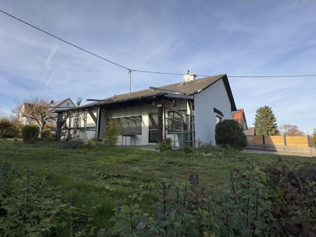 Großzügiges Einfamilienhaus mit traumhaftem Garten zu verkaufen