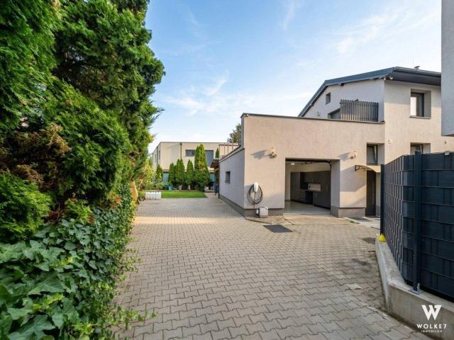 Großzügiges Einfamilienhaus mit viel Platz, sonnigen Terrassen, Garage plus Carport!