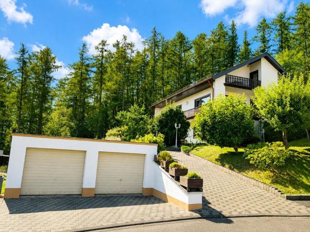 Großzügiges Einfamilienhaus mit Weitblick und Waldrandlage