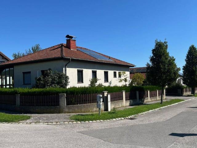 Großzügiges Einfamilienhaus mit Wintergarten auf großem Grundstück!