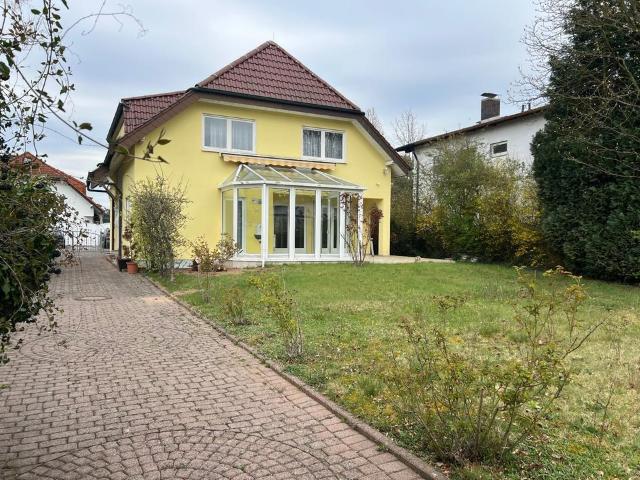 Großzügiges Einfamilienhaus mit Wintergarten, Terrasse & 4 Garage