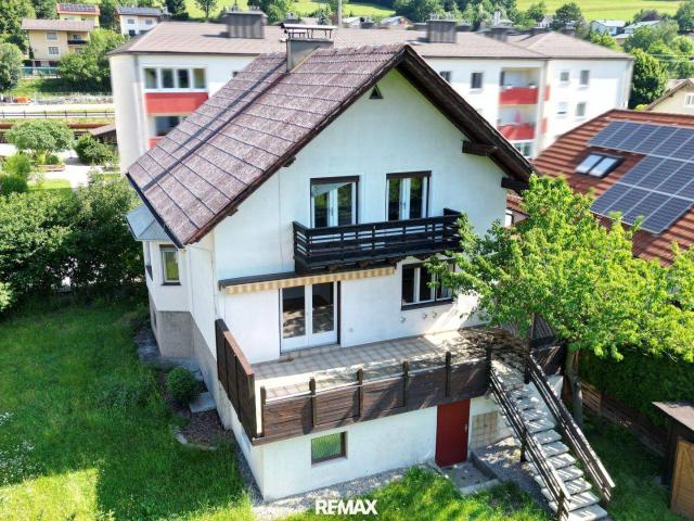 Großzügiges Einfamilienhaus mit Wintergarten und großem Grundstück