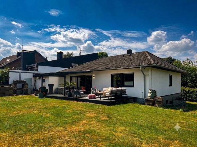 Großzügiges Einfamilienhaus mit wünderschönem Garten