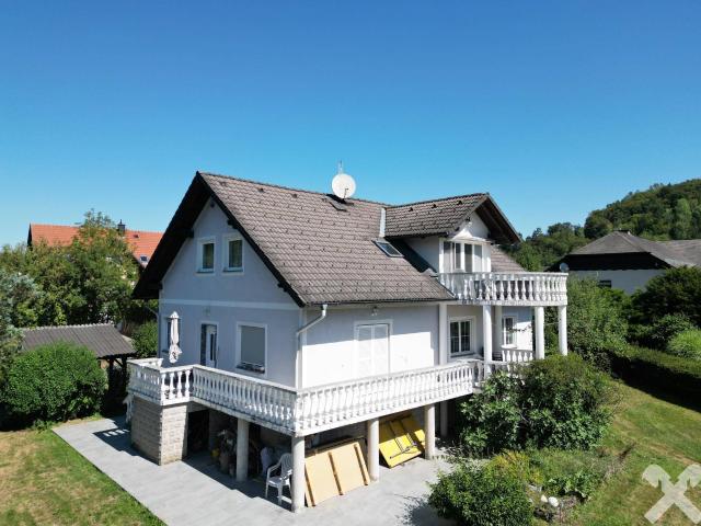 Großzügiges Einfamilienhaus mit zwei möglichen Wohneinheiten in Mantscha