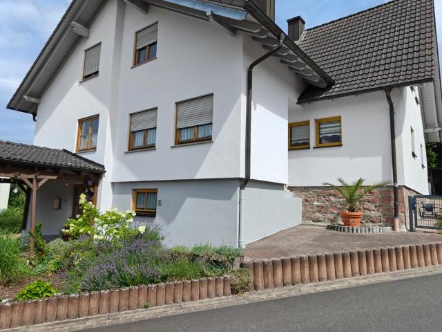 Großzügiges Einfamilienhaus mit Aufzug, Treppenlift und Garage