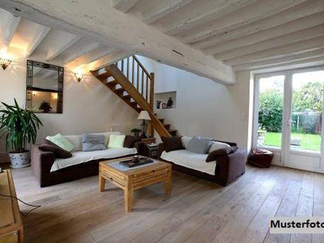 Großzügiges Einfamilienhaus mit ausgebautem Dachgeschoss, Terrasse und Garage