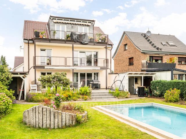 Großzügiges Einfamilienhaus mit Außenpool und vermietetem Dachgeschoss in ruhiger Lage!