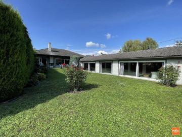 Großzügiges Einfamilienhaus mit beeindruckender Schwimmhalle, weitläufigem Kellerbereich und direkter Garagenanbindung