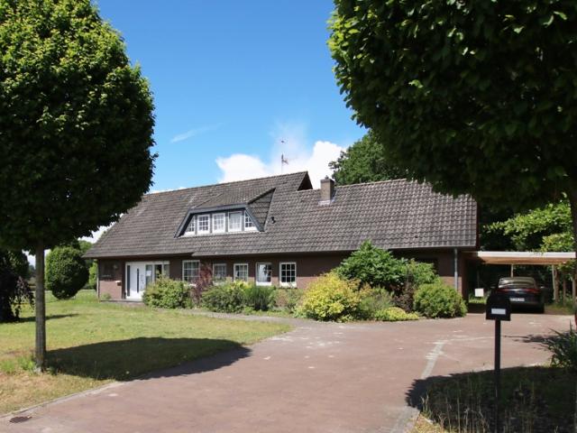 Großzügiges Einfamilienhaus mit Carport und Garten in Westerstede Hüllstederfeld